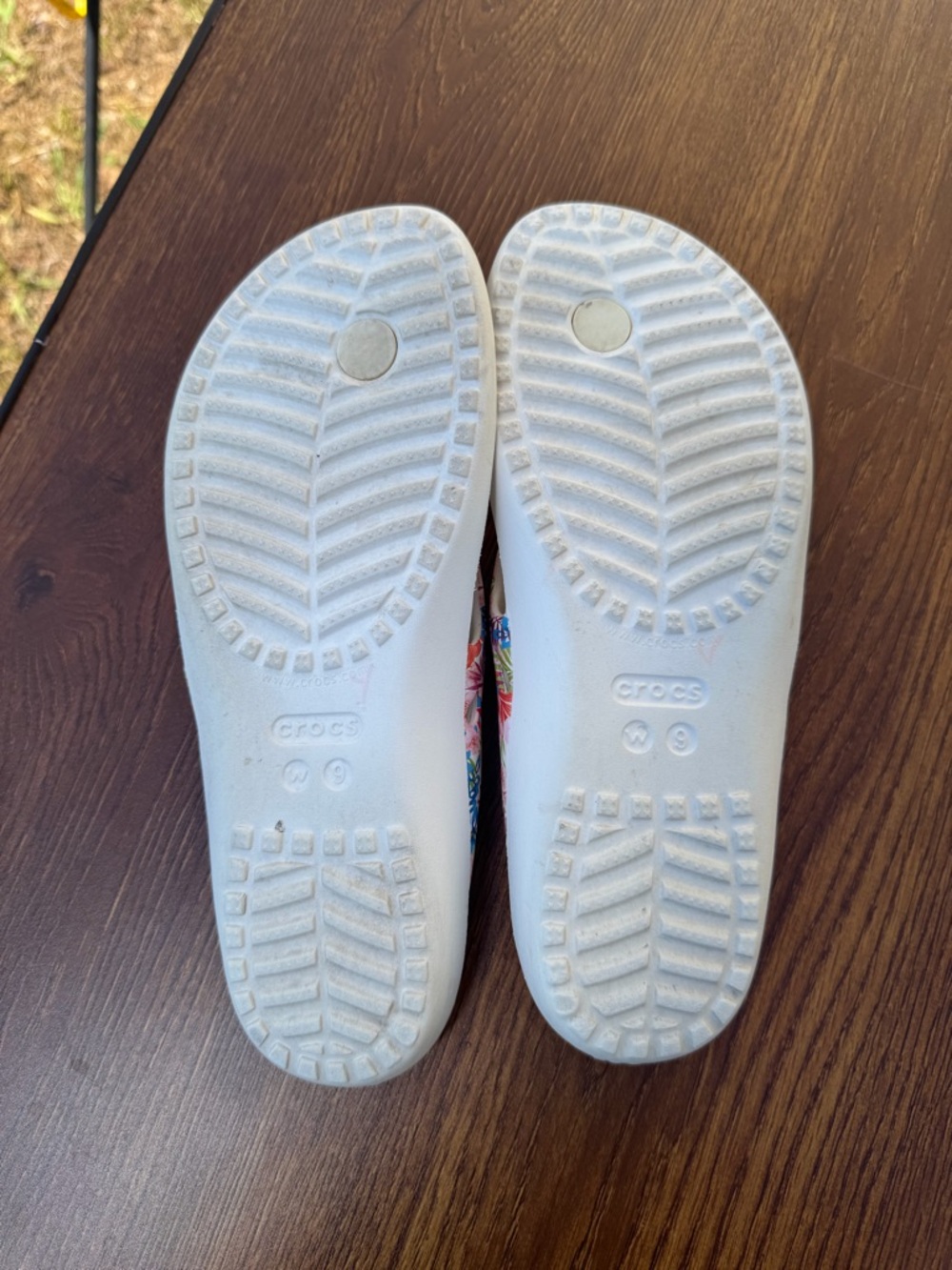 Crocs Flip Flops Women’s 9 White Floral Comfort Sandals Beach Casual - Picture 5 of 7